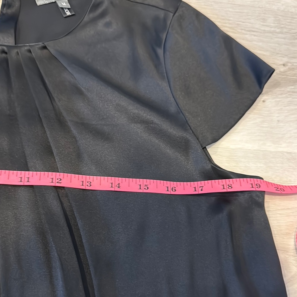 Vince NWOT Black Pleated Cap Sleeve Blouse in 97% Silk/3% Spandex. - Picture 8 of 9